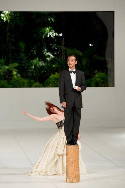 Anna Wehsarg und Eddie Martinez in „Two Cigarettes in the Dark“ von Pina Bausch mit Tanztheater Wuppertal in der Opéra de Paris Garnier (Frankreich), 31. August 2014