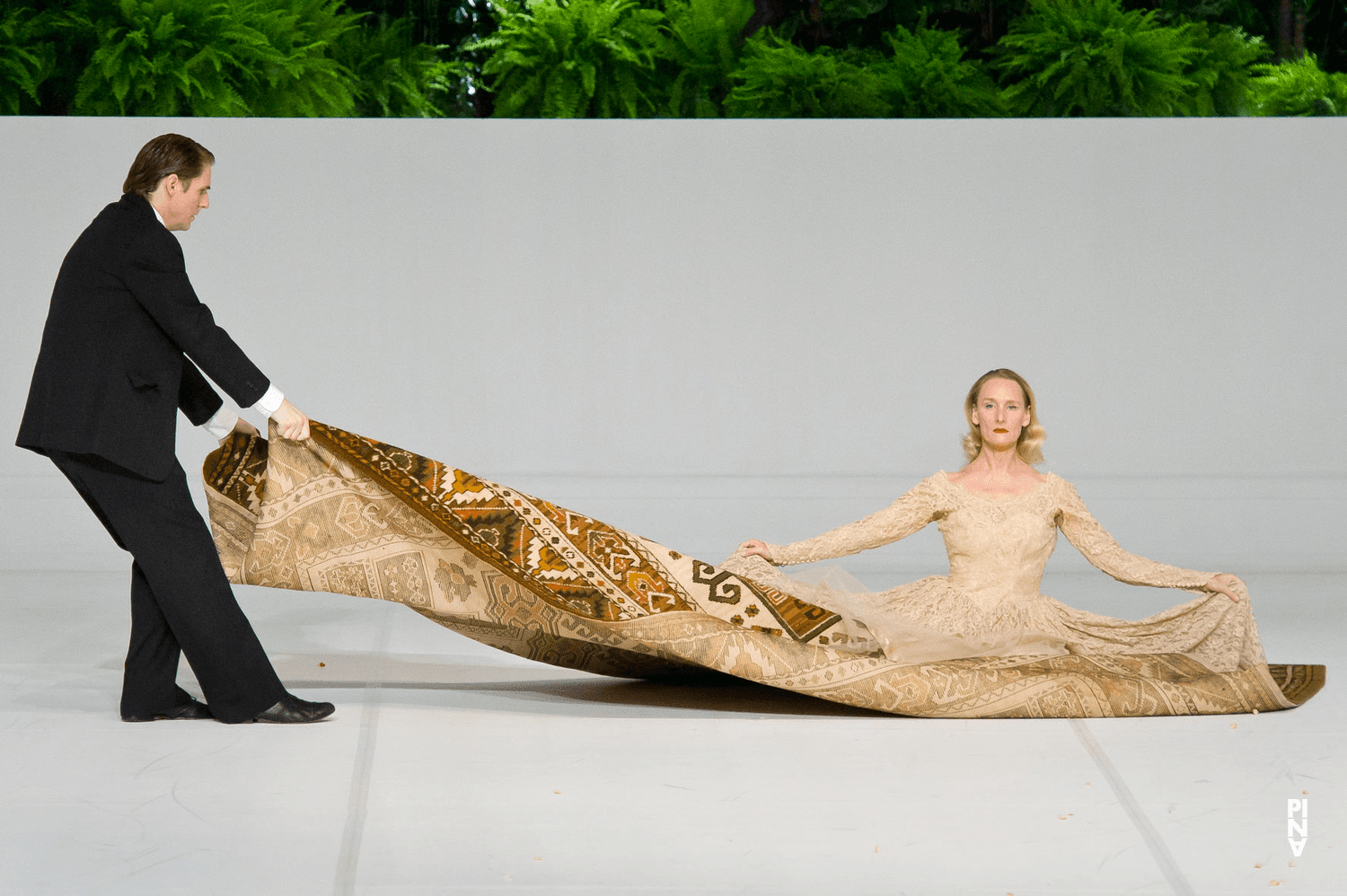 Michael Strecker und Julie Shanahan in „Two Cigarettes in the Dark“ von Pina Bausch mit Tanztheater Wuppertal in der Opéra de Paris Garnier (Frankreich), 31. August 2014