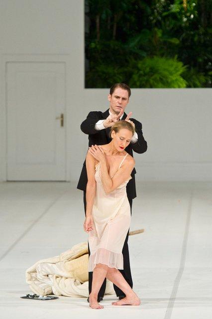 Michael Strecker et Julie Shanahan dans « Two Cigarettes in the Dark » de Pina Bausch avec Tanztheater Wuppertal à l'Opéra de Paris Garnier (France), 31 août 2014