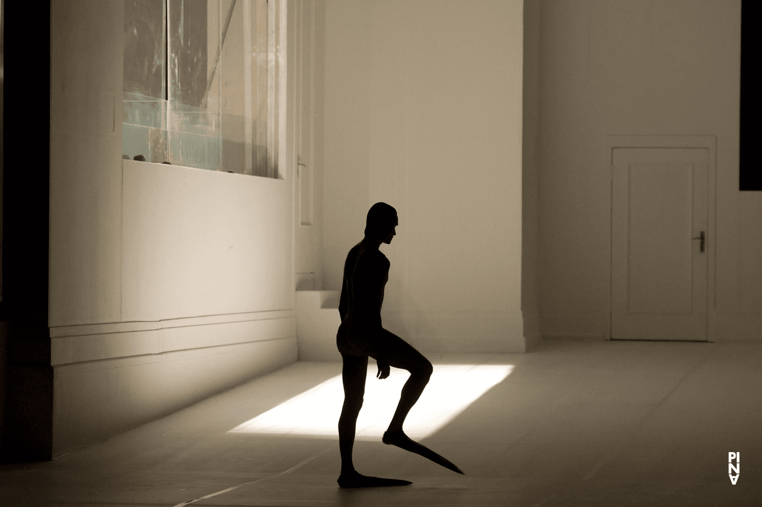 Pablo Aran Gimeno dans « Two Cigarettes in the Dark » de Pina Bausch avec Tanztheater Wuppertal à l'Opéra de Paris Garnier (France), 31 août 2014