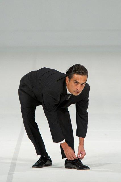 Eddie Martinez in „Two Cigarettes in the Dark“ von Pina Bausch mit Tanztheater Wuppertal in der Opéra de Paris Garnier (Frankreich), 31. August 2014