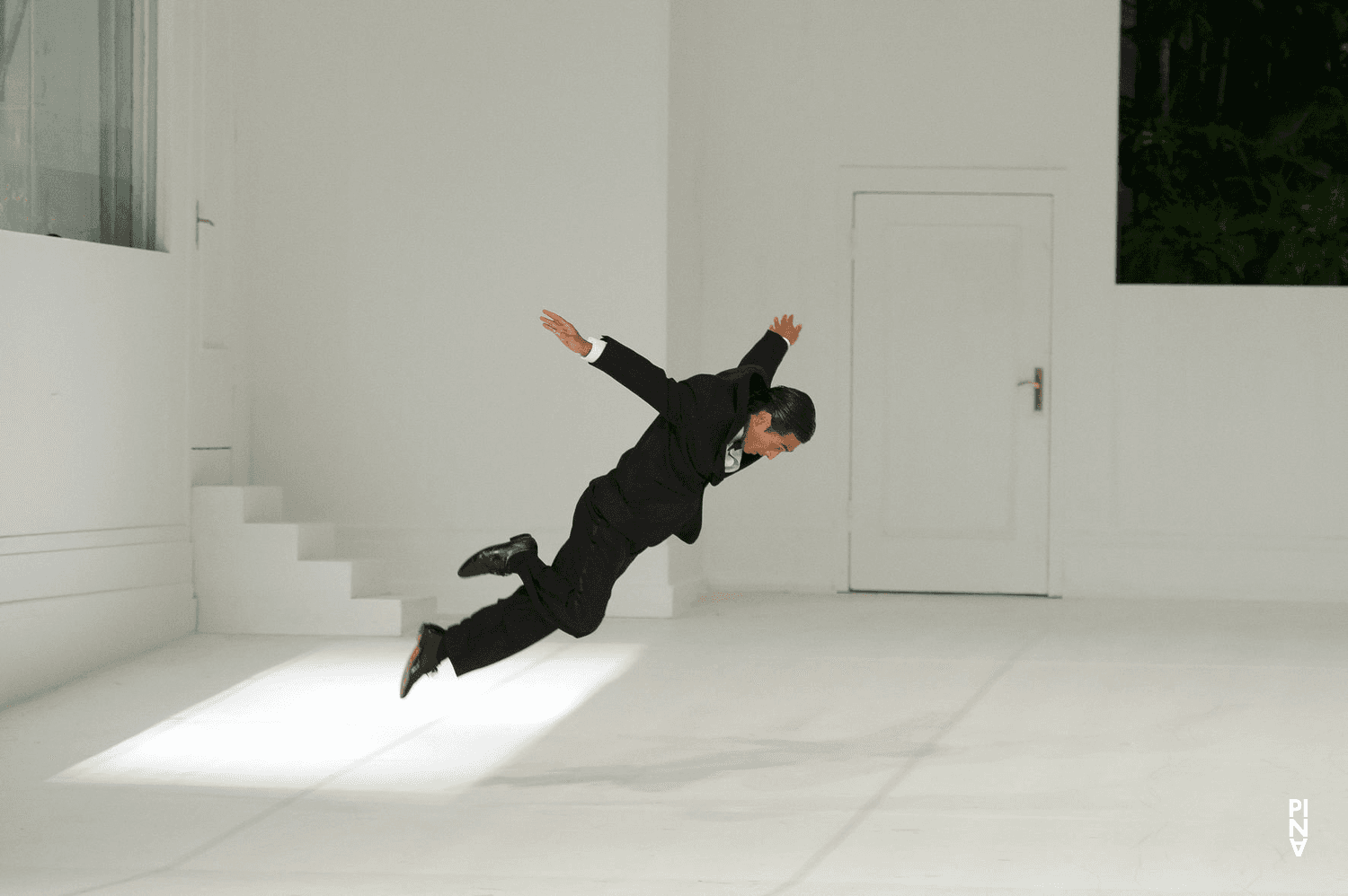 Eddie Martinez in „Two Cigarettes in the Dark“ von Pina Bausch mit Tanztheater Wuppertal in der Opéra de Paris Garnier (Frankreich), 31. August 2014