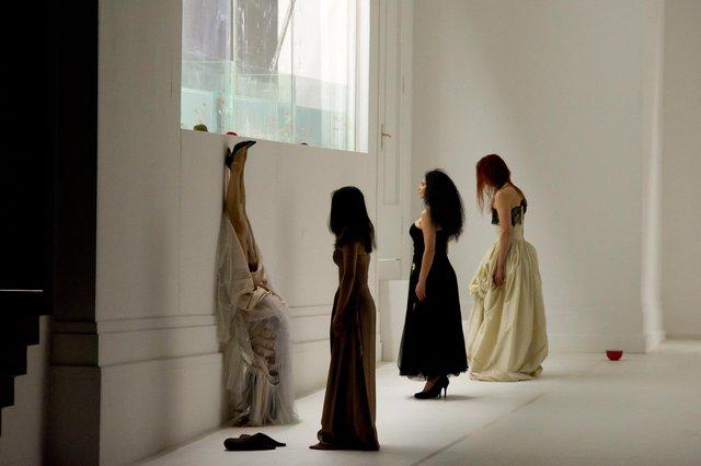 Tsai-Chin Yu, Anna Wehsarg et Aida Vainieri dans « Two Cigarettes in the Dark » de Pina Bausch avec Tanztheater Wuppertal à l'Opéra de Paris Garnier (France), 31 août 2014