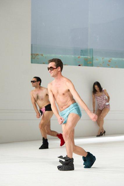 Franko Schmidt und Daphnis Kokkinos in „Two Cigarettes in the Dark“ von Pina Bausch mit Tanztheater Wuppertal in der Opéra de Paris Garnier (Frankreich), 5. September 2014