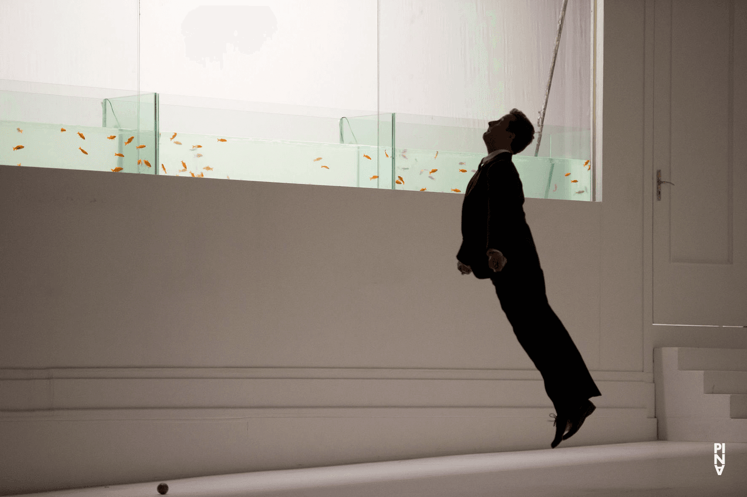 Franko Schmidt in „Two Cigarettes in the Dark“ von Pina Bausch mit Tanztheater Wuppertal in der Opéra de Paris Garnier (Frankreich), 5. September 2014