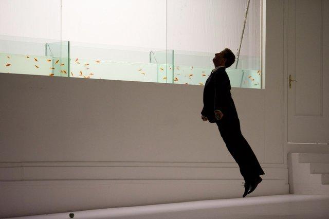 Franko Schmidt dans « Two Cigarettes in the Dark » de Pina Bausch avec Tanztheater Wuppertal à l'Opéra de Paris Garnier (France), 5 septembre 2014