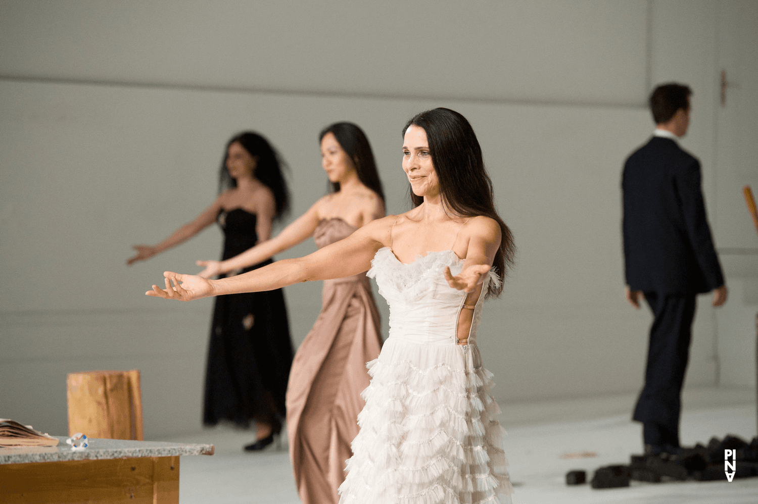 Ruth Amarante und Tsai-Chin Yu in „Two Cigarettes in the Dark“ von Pina Bausch mit Tanztheater Wuppertal in der Opéra de Paris Garnier (Frankreich), 5. September 2014