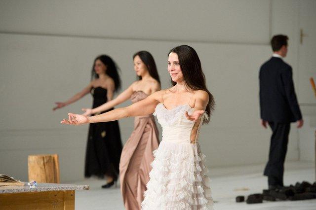 Ruth Amarante und Tsai-Chin Yu in „Two Cigarettes in the Dark“ von Pina Bausch mit Tanztheater Wuppertal in der Opéra de Paris Garnier (Frankreich), 5. September 2014