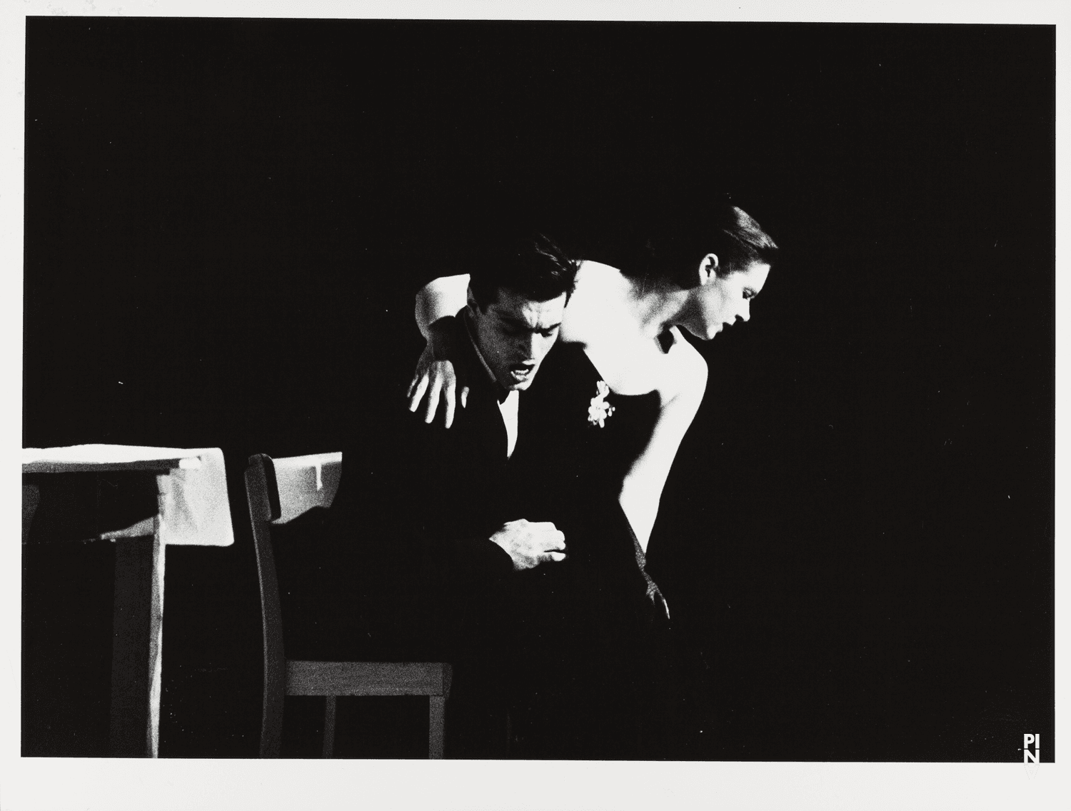 Dominique Duszynski und Antonio Carallo in „Two Cigarettes in the Dark“ von Pina Bausch