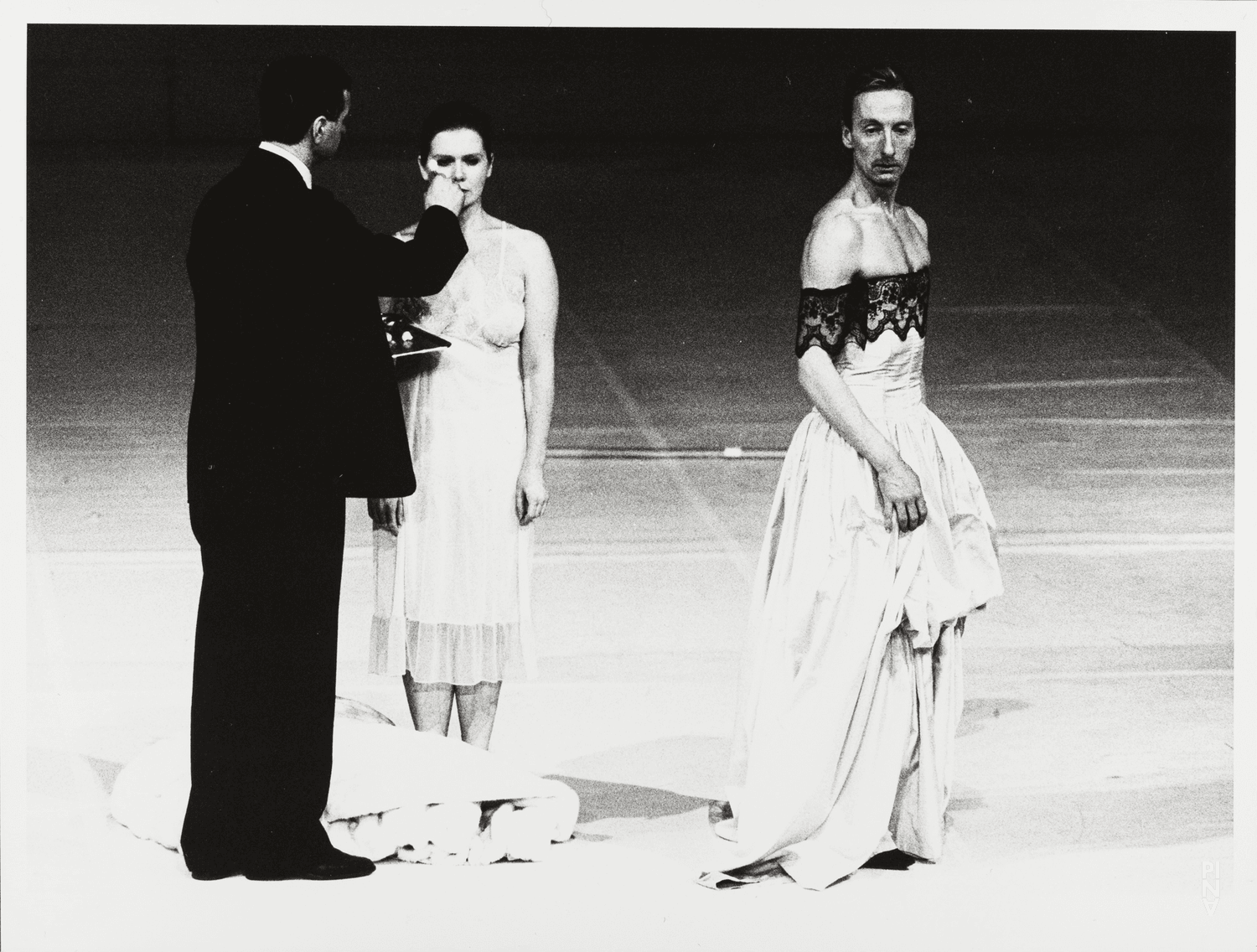 Jan Minařík, Dominique Mercy et Dominique Duszynski dans « Two Cigarettes in the Dark » de Pina Bausch