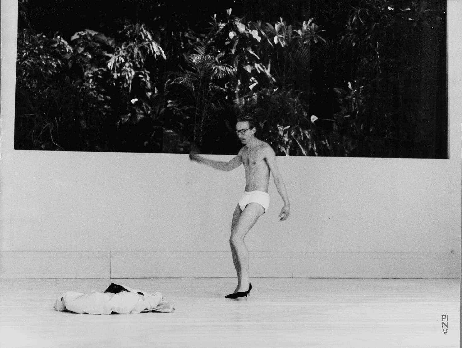 Dominique Mercy dans « Two Cigarettes in the Dark » de Pina Bausch