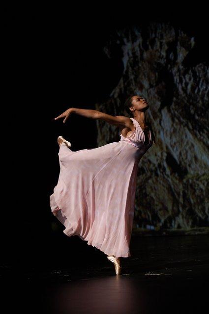 Regina Advento dans « Danzón » de Pina Bausch avec Tanztheater Wuppertal au Schauspielhaus Wuppertal (Allemagne), 10 octobre 2007