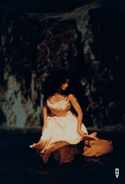 Aida Vainieri in „Danzón“ von Pina Bausch | Foto: Bettina Stöß