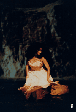 Aida Vainieri in “Danzón” by Pina Bausch | Photo: Bettina Stöß