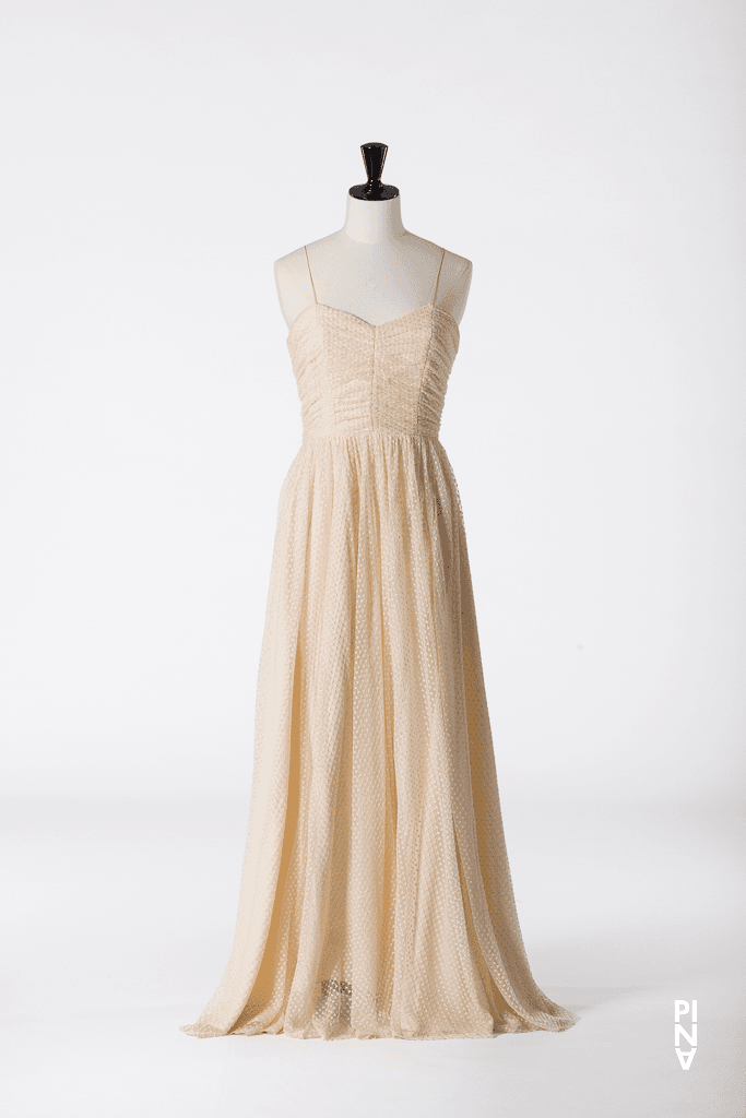 Langes Kleid, getragen von Aida Vainieri in „Danzón“ von Pina Bausch