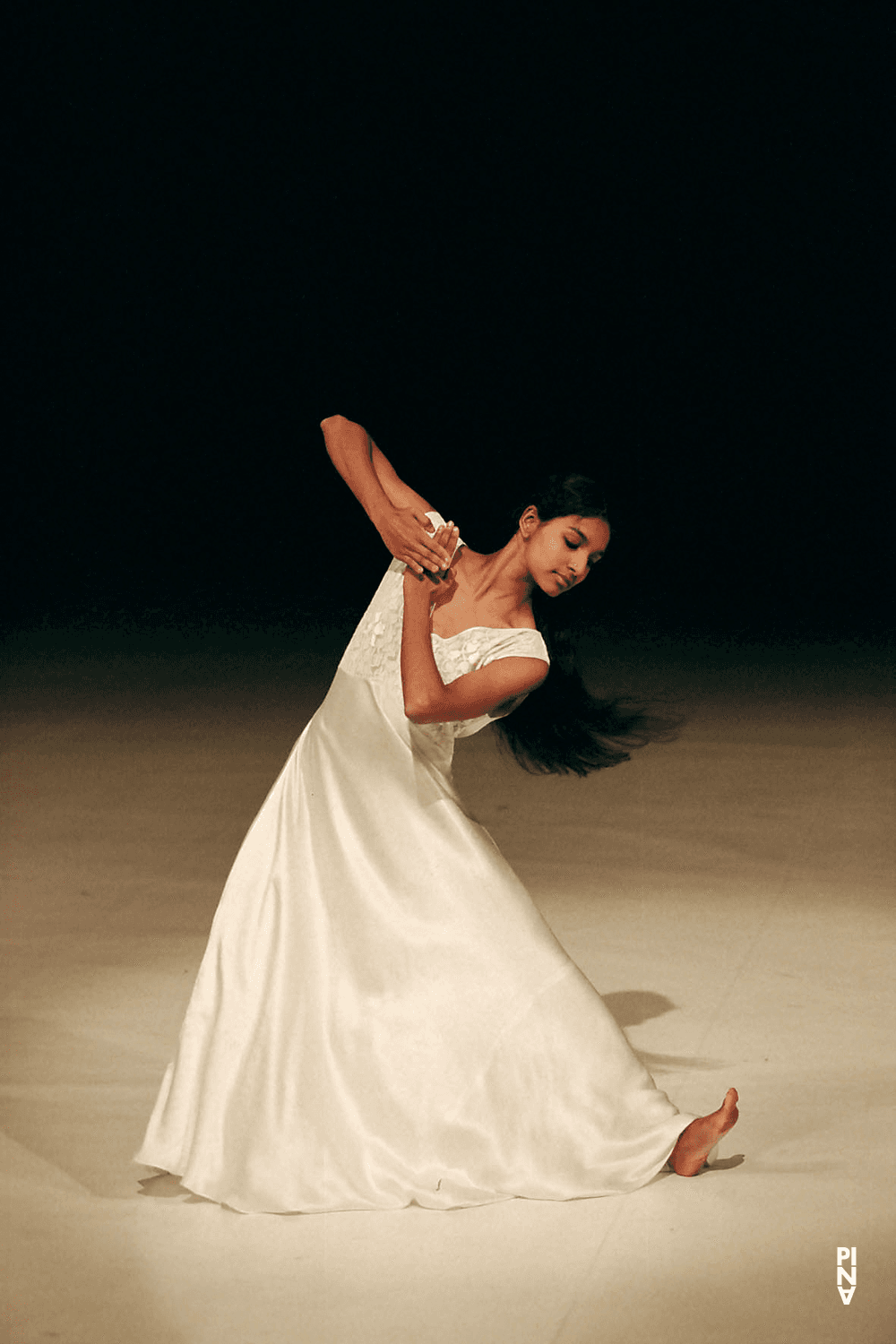 Shantala Shivalingappa dans « O Dido » de Pina Bausch avec Tanztheater Wuppertal au  Théâtre de la Ville Paris (France), 15 juin 2000
