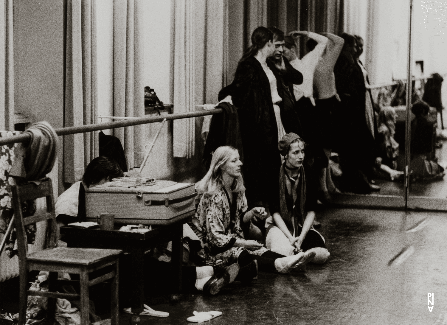 Stephanie Macoun, Barbara Passow-Diekamp et Josephine Ann Endicott dans « Ich bring dich um die Ecke… » de Pina Bausch