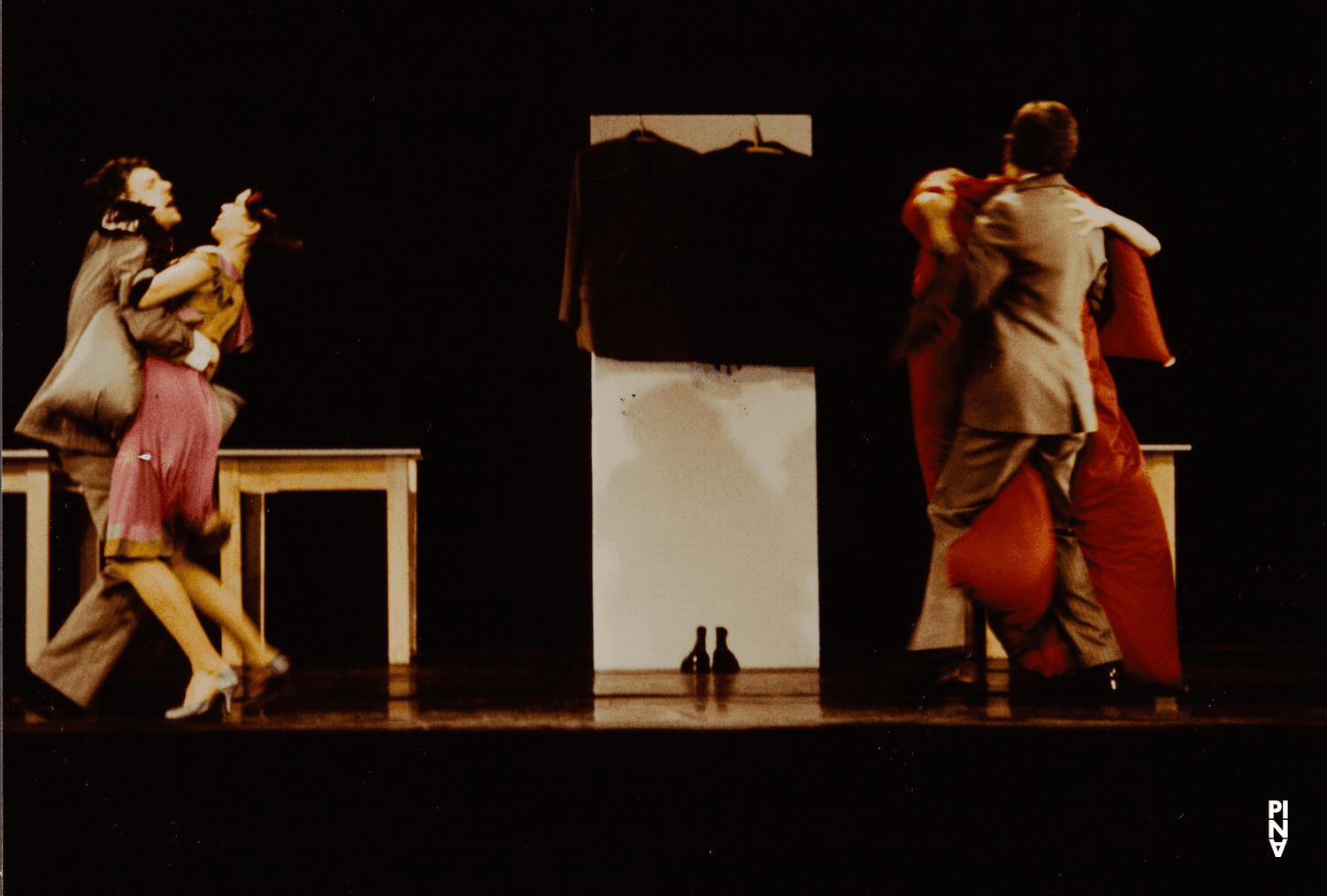 Monika Wacker in „Ich bring dich um die Ecke…“ von Pina Bausch