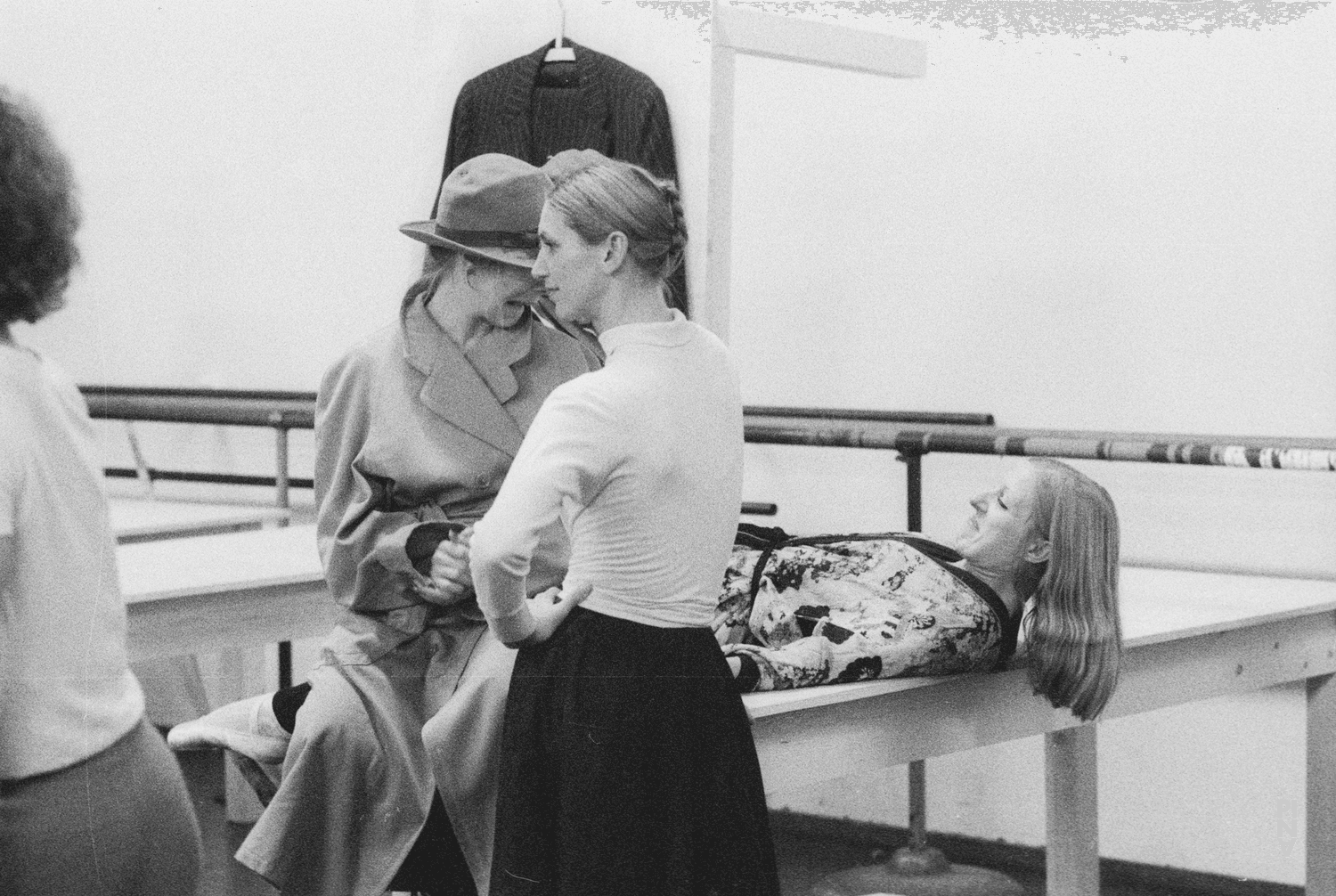 Hiltrud Blanck, Margaret Huggenberger und Stephanie Macoun in „Ich bring dich um die Ecke…“ von Pina Bausch