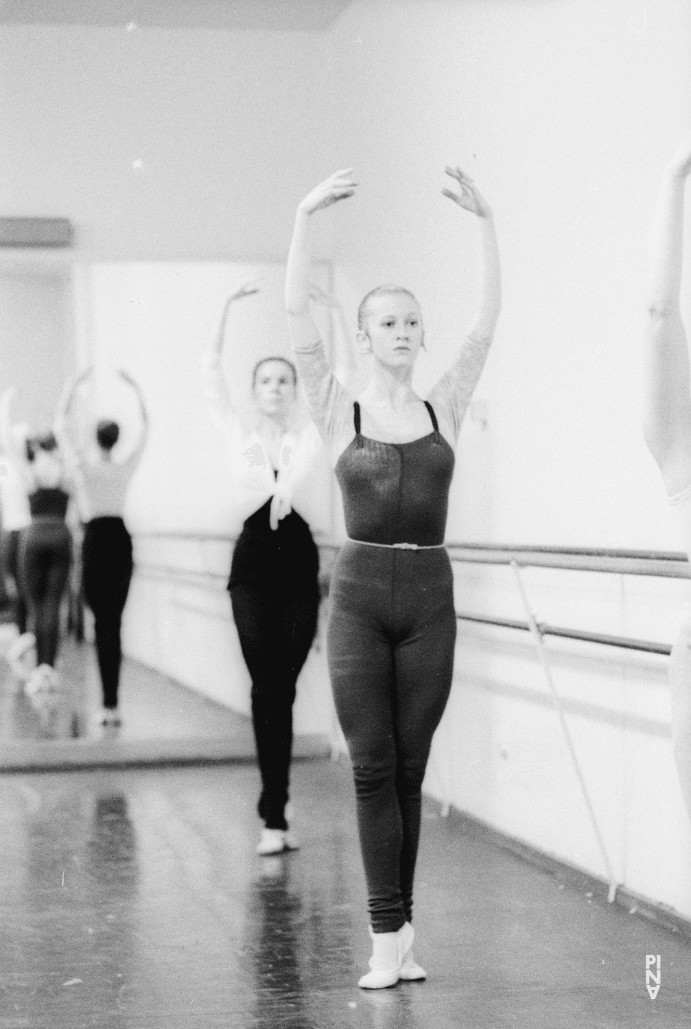 Sue Cooper und Monika Wacker in „Ich bring dich um die Ecke…“ von Pina Bausch