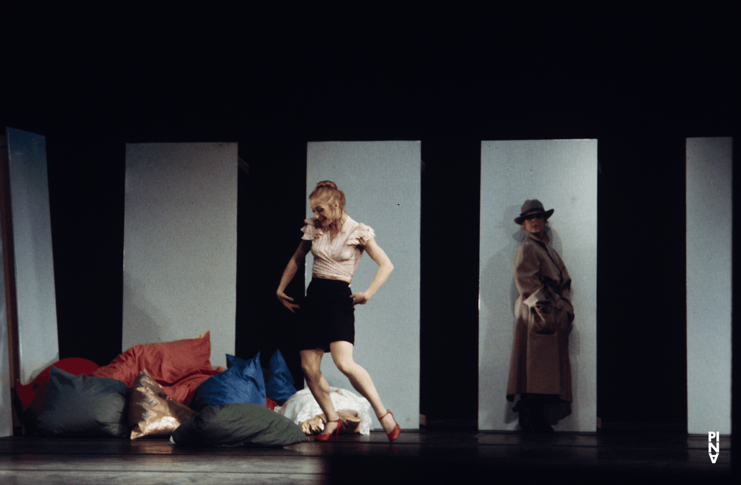 Stephanie Macoun und Margaret Huggenberger in „Ich bring dich um die Ecke…“ von Pina Bausch