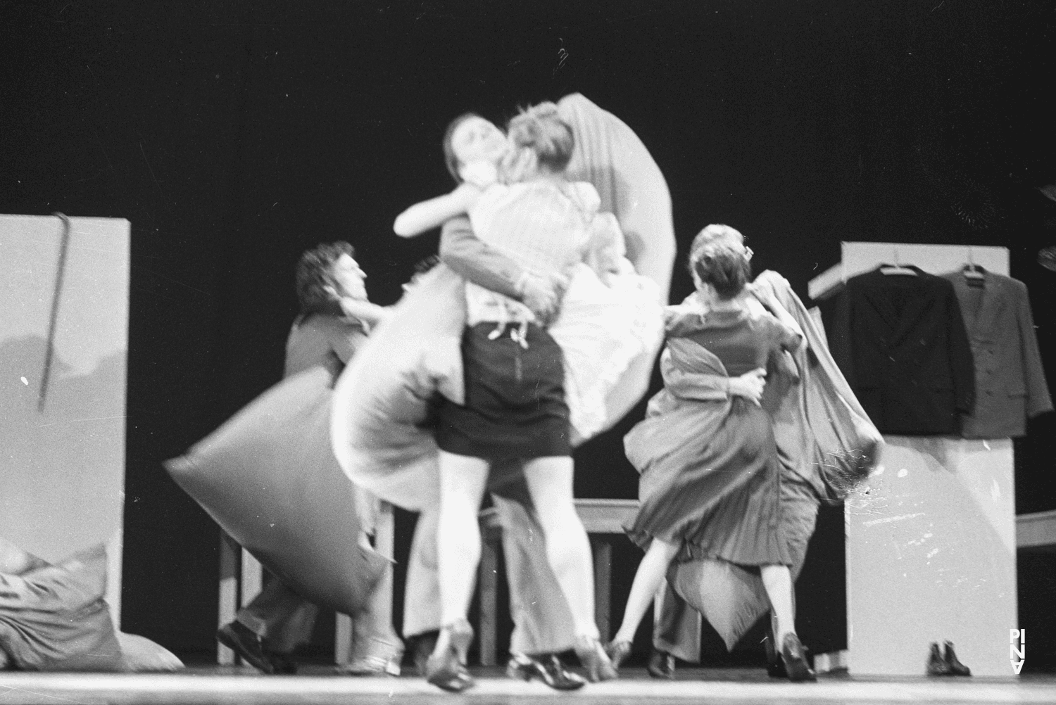 Marlis Alt dans « Ich bring dich um die Ecke… » de Pina Bausch