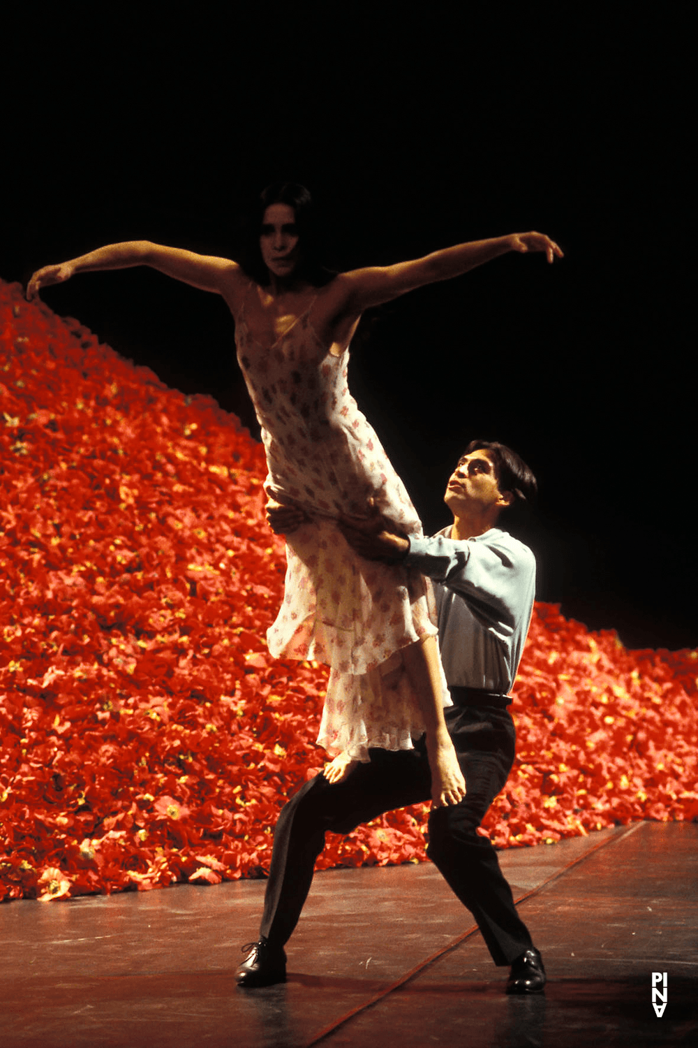 Eddie Martinez et Ruth Amarante dans « Der Fensterputzer (Le laveur de vitres) » de Pina Bausch avec Tanztheater Wuppertal au  Théâtre de la Ville Paris (France), 22 avril 1998