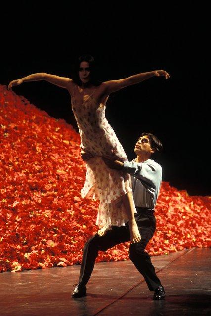 Eddie Martinez et Ruth Amarante dans « Der Fensterputzer (Le laveur de vitres) » de Pina Bausch avec Tanztheater Wuppertal au  Théâtre de la Ville Paris (France), 22 avril 1998