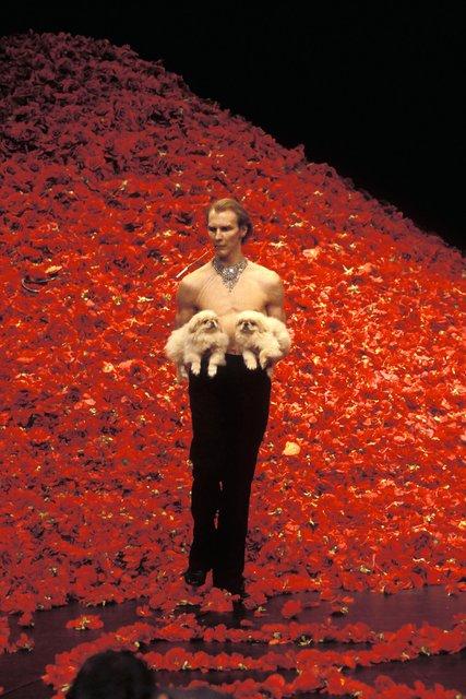 Andrey Berezin dans « Der Fensterputzer (Le laveur de vitres) » de Pina Bausch avec Tanztheater Wuppertal au  Théâtre de la Ville Paris (France), 22 avril 1998