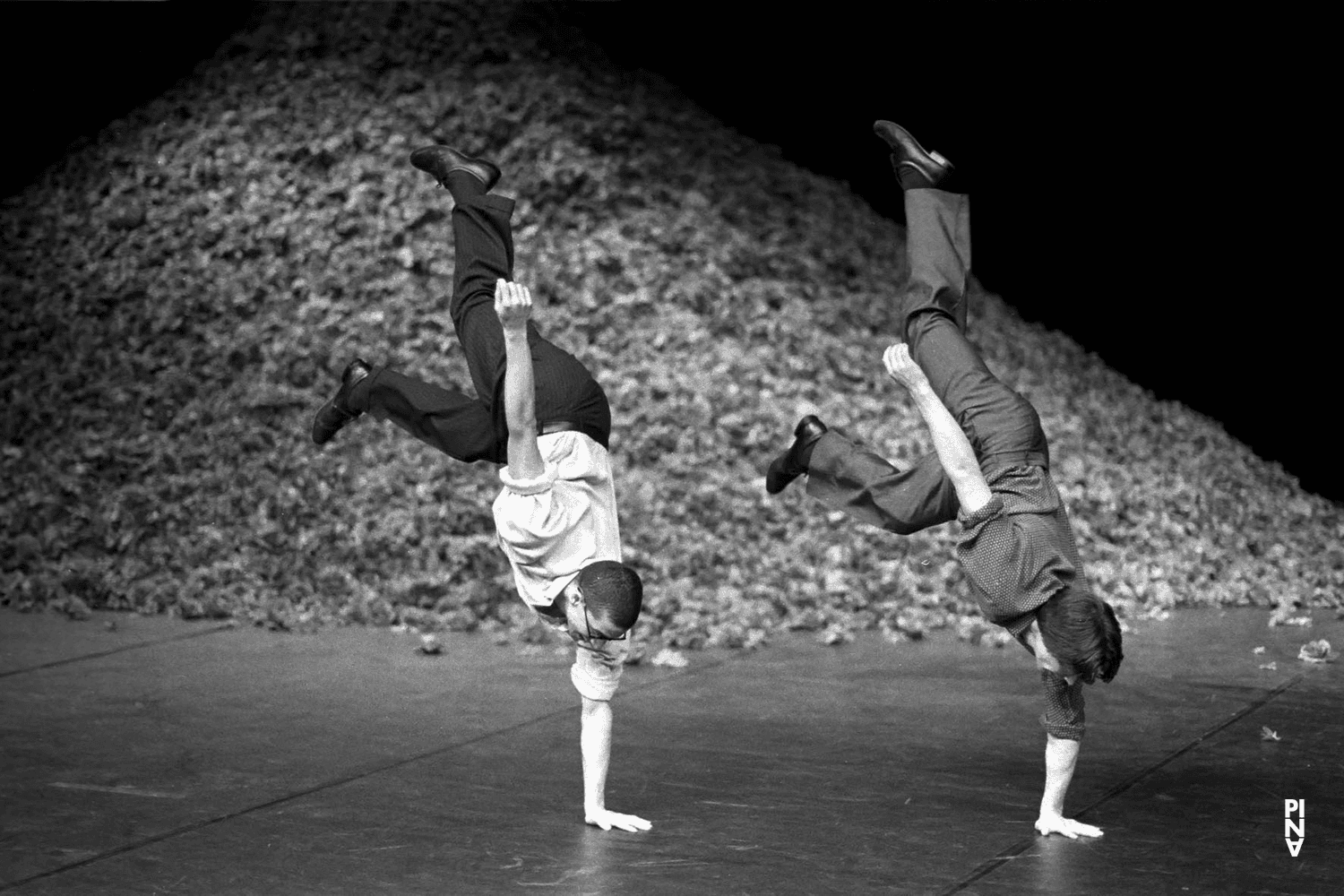 Rainer Behr and Fernando Suels Mendoza in “Der Fensterputzer (The Window Washer)” by Pina Bausch with Tanztheater Wuppertal at Théâtre de la Ville Paris (France), April 22, 1998
