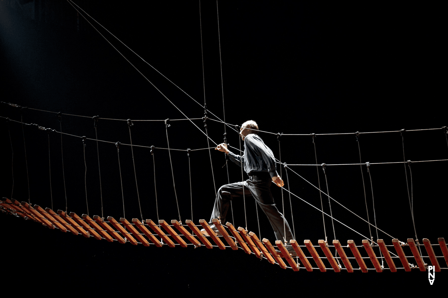 Andrey Berezin dans « Der Fensterputzer (Le laveur de vitres) » de Pina Bausch avec Tanztheater Wuppertal à l'Opernhaus Wuppertal (Allemagne), 3 novembre 2011