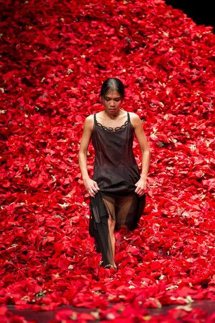 Ditta Miranda Jasjfi in „Der Fensterputzer“ von Pina Bausch mit Tanztheater Wuppertal im Opernhaus Wuppertal (Deutschland), 3. November 2011