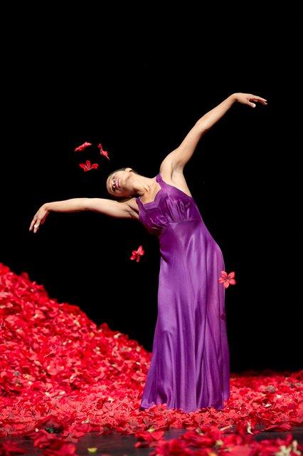 Regina Advento in „Der Fensterputzer“ von Pina Bausch mit Tanztheater Wuppertal im Opernhaus Wuppertal (Deutschland), 3. November 2011