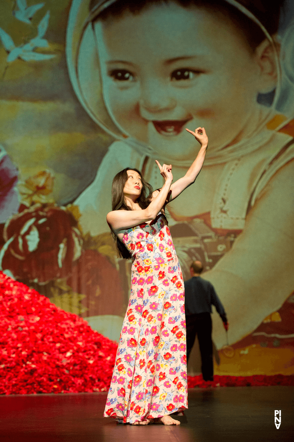 Azusa Seyama dans « Der Fensterputzer (Le laveur de vitres) » de Pina Bausch avec Tanztheater Wuppertal à l'Opernhaus Wuppertal (Allemagne), 3 novembre 2011