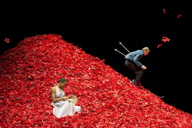 Andrey Berezin und Regina Advento in „Der Fensterputzer“ von Pina Bausch mit Tanztheater Wuppertal im Opernhaus Wuppertal (Deutschland), 3. November 2011