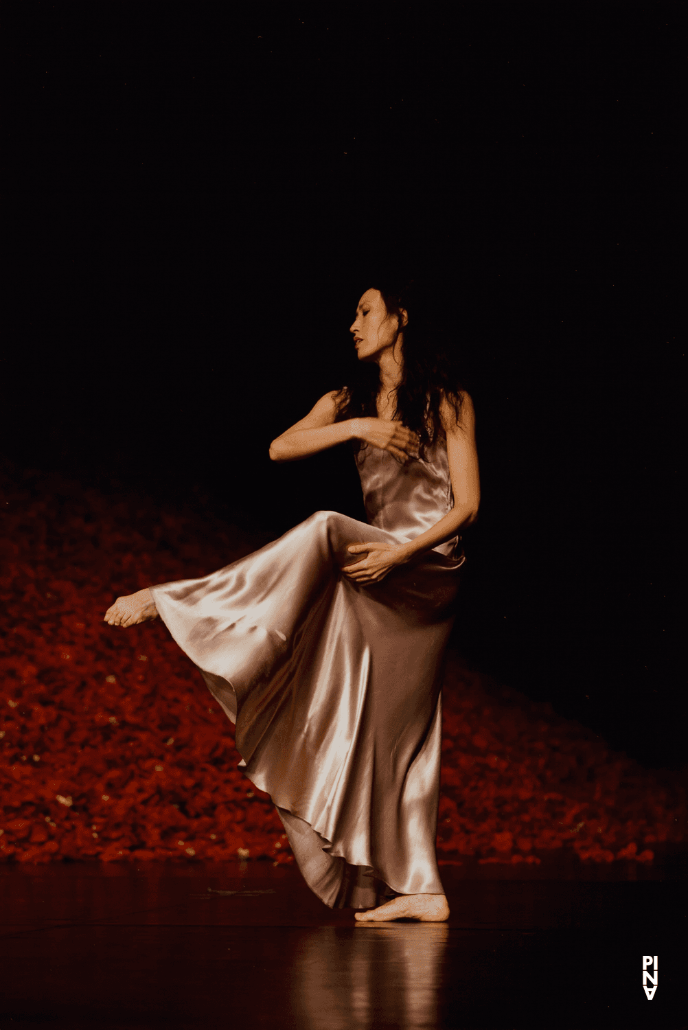 Nayoung Kim in „Der Fensterputzer“ von Pina Bausch