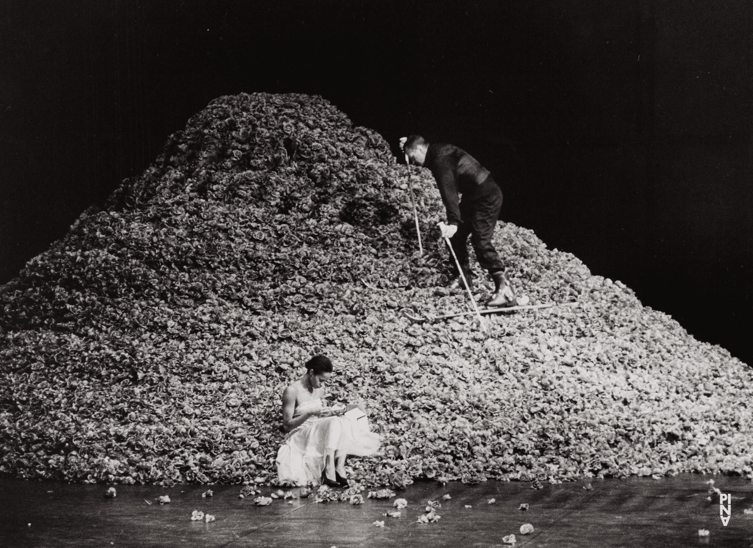 Jan Minařík und Regina Advento in „Der Fensterputzer“ von Pina Bausch