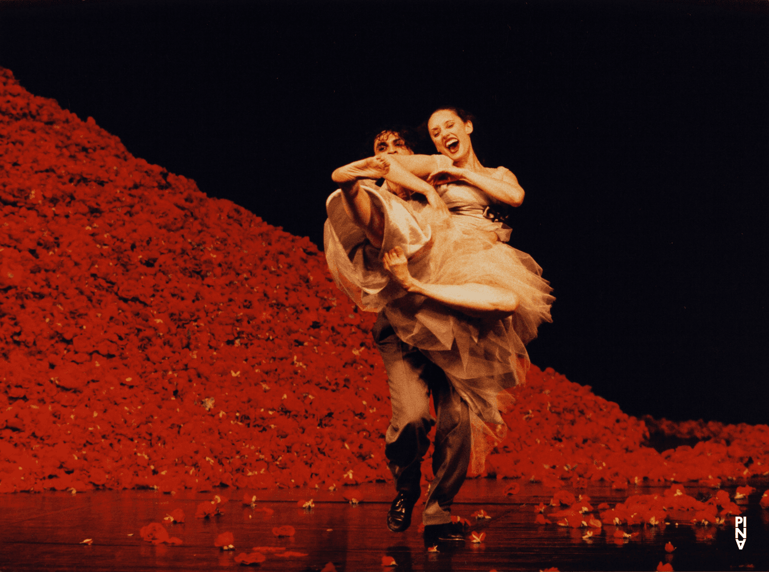 Nazareth Panadero et Daphnis Kokkinos dans « Der Fensterputzer (Le laveur de vitres) » de Pina Bausch