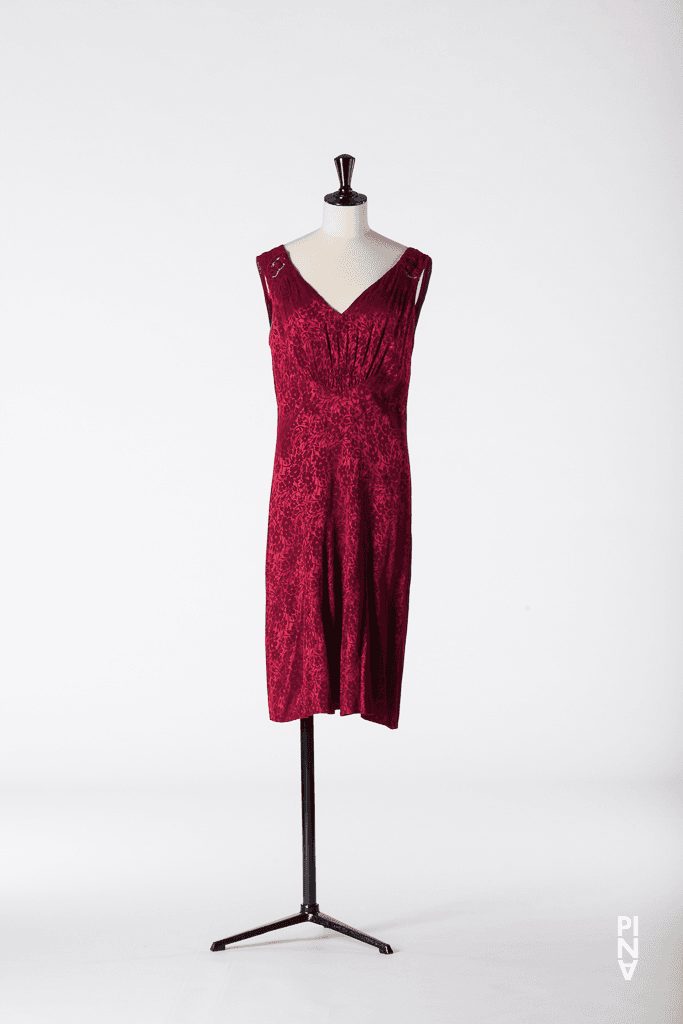 Jupe courte, porté dans Chrystel Guillebeaud en « Der Fensterputzer (Le laveur de vitres) » de Pina Bausch