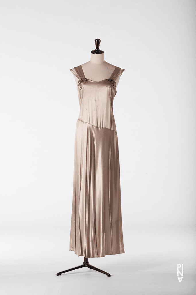 Jupe longue, porté dans Nayoung Kim en « Der Fensterputzer (Le laveur de vitres) » de Pina Bausch