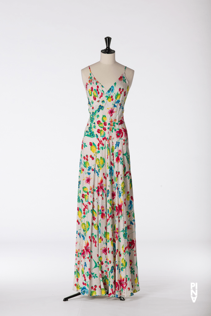 Langes Kleid, getragen von Nayoung Kim in „Der Fensterputzer“ von Pina Bausch