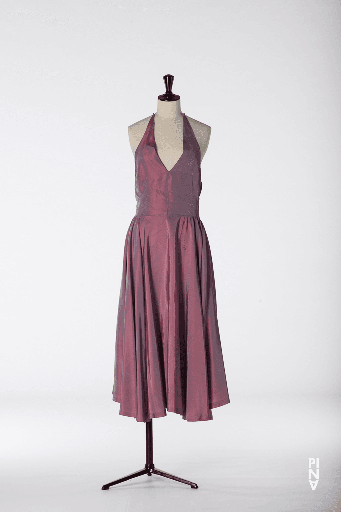 Kurzes Kleid, getragen von Regina Advento in „Der Fensterputzer“ von Pina Bausch