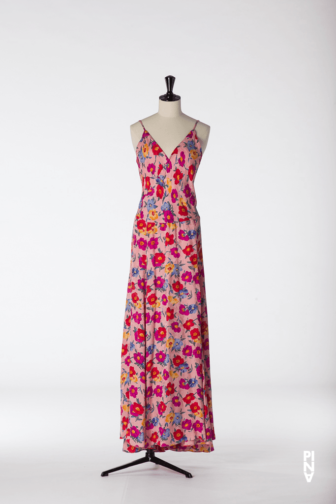 Langes Kleid, getragen von Kyomi Ichida in „Der Fensterputzer“ von Pina Bausch