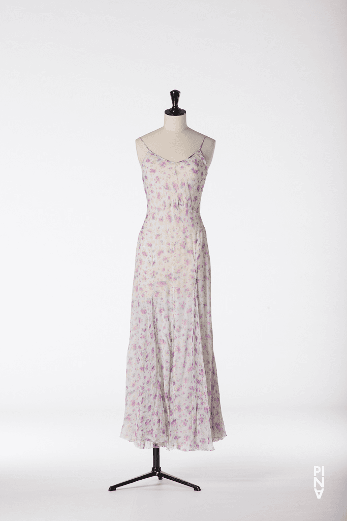 Langes Kleid, getragen von Ruth Amarante in „Der Fensterputzer“ von Pina Bausch