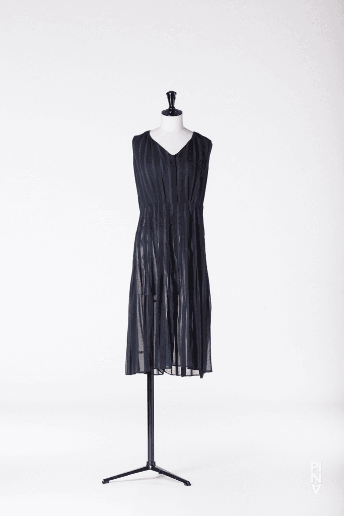 Jupe courte, porté dans Beatrice Libonati en « Der Fensterputzer (Le laveur de vitres) » de Pina Bausch