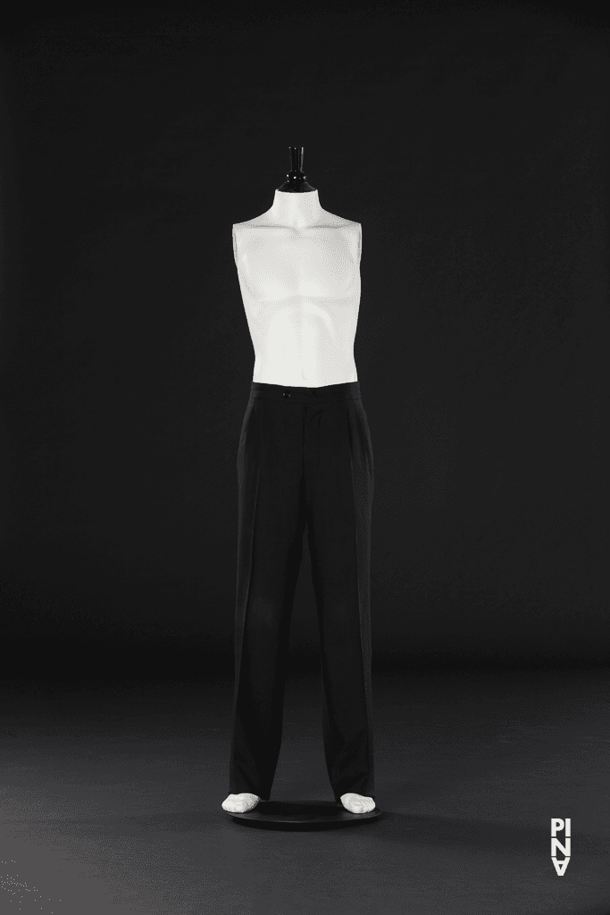 Pantalon, porté dans Andrey Berezin et Jan Minařík en « Der Fensterputzer (Le laveur de vitres) » de Pina Bausch