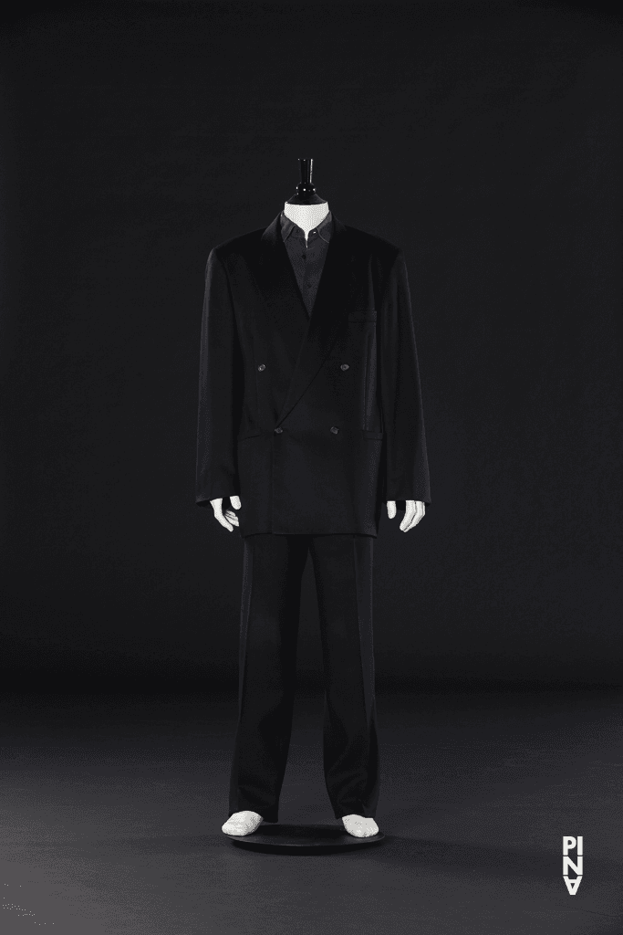 Veste de costume, porté dans Andrey Berezin et Jan Minařík en « Der Fensterputzer (Le laveur de vitres) » de Pina Bausch