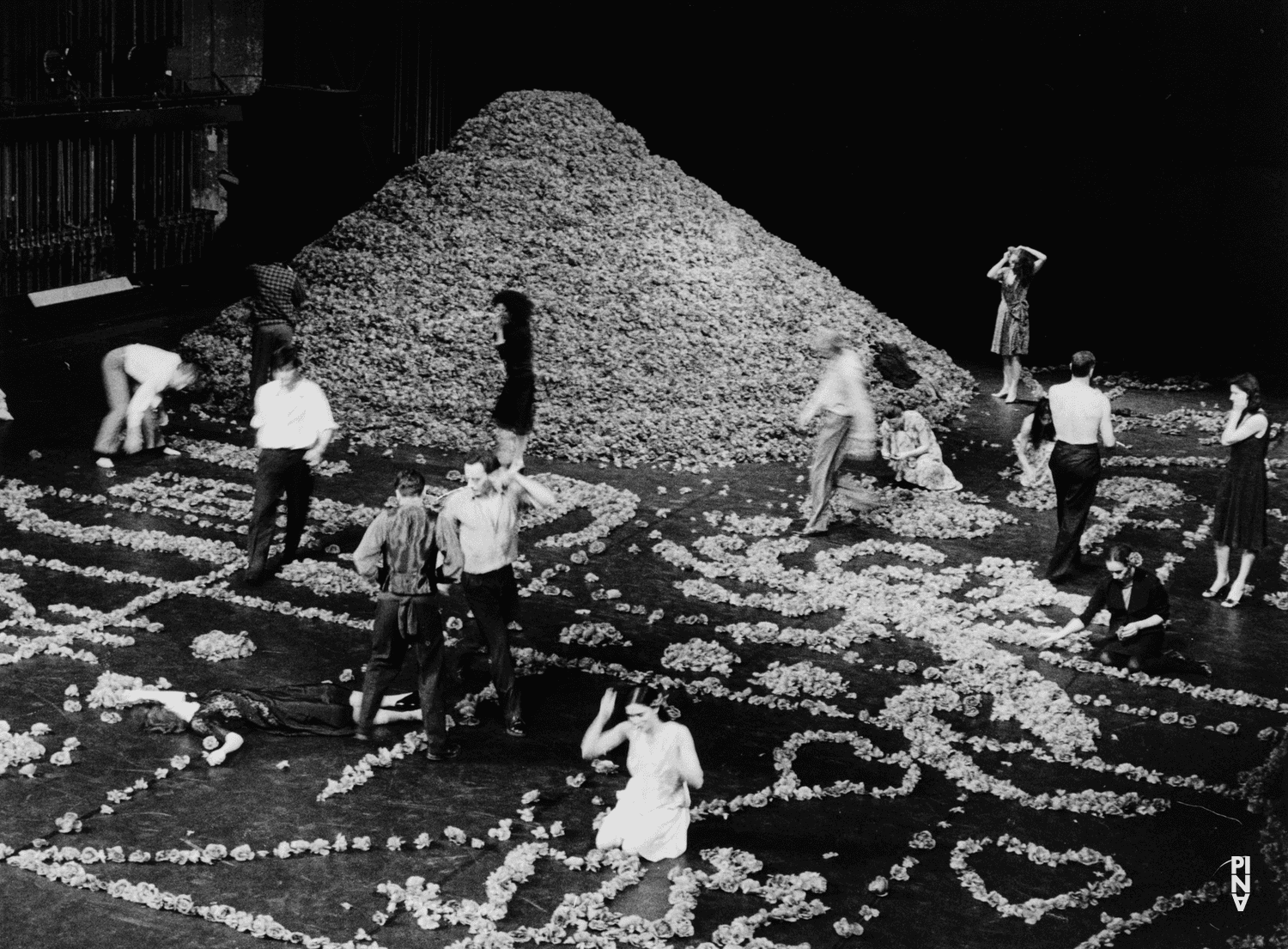 Ruth Amarante et Bernd Uwe Marszan dans « Der Fensterputzer (Le laveur de vitres) » de Pina Bausch