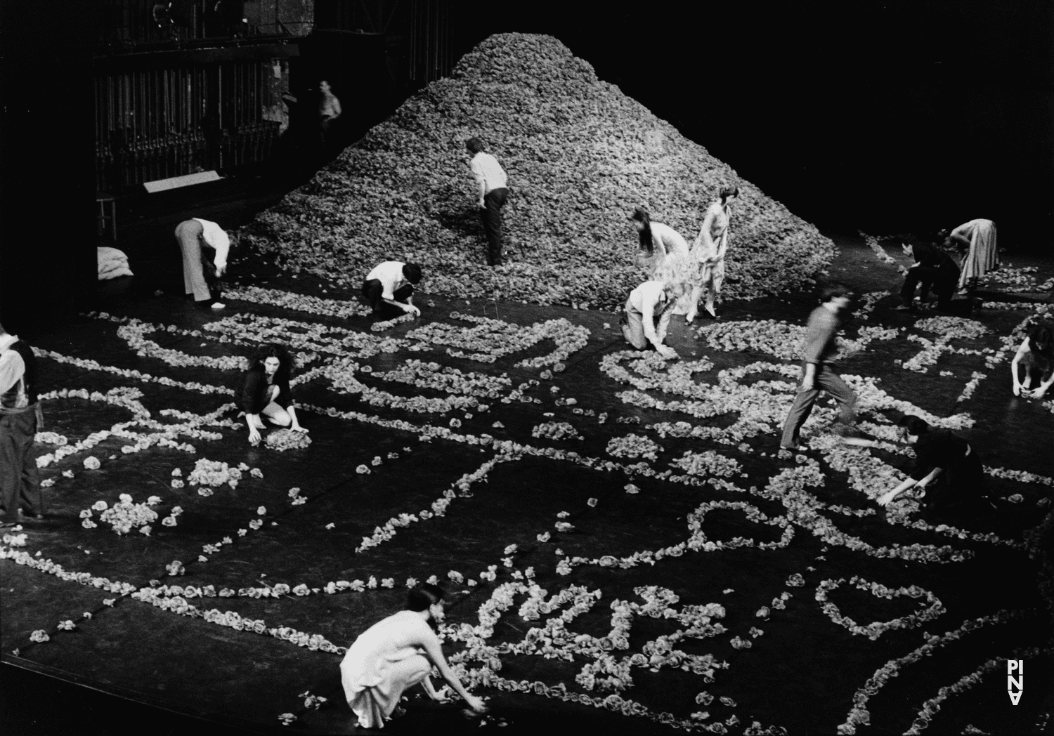 Cristiana Morganti in „Der Fensterputzer“ von Pina Bausch