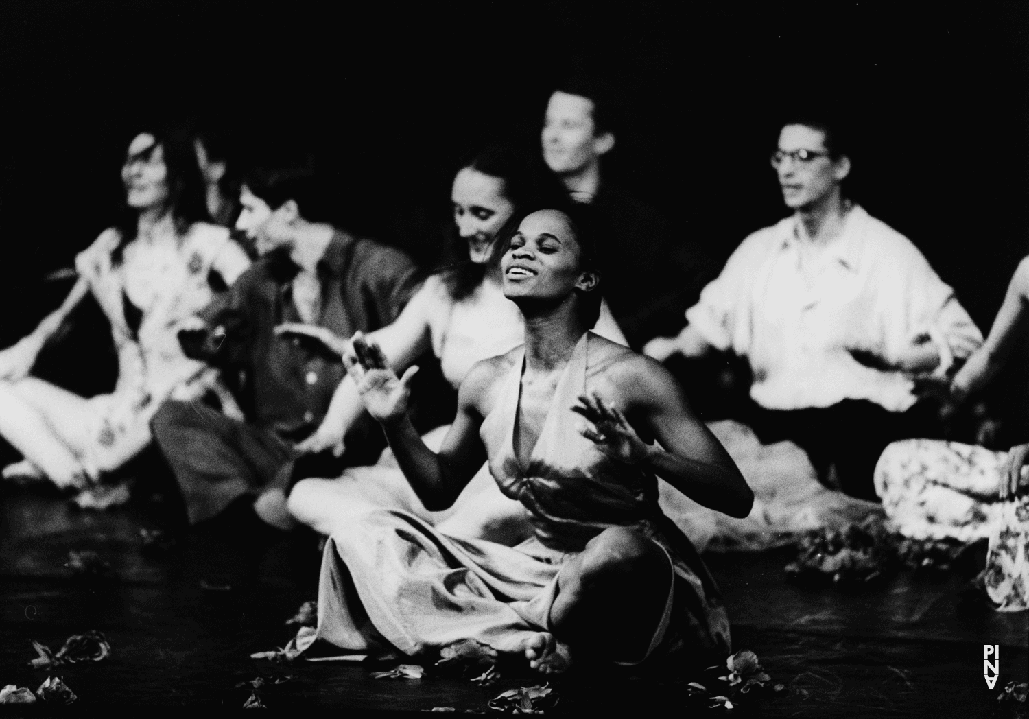 Regina Advento, Fernando Suels Mendoza et Nazareth Panadero dans « Der Fensterputzer (Le laveur de vitres) » de Pina Bausch